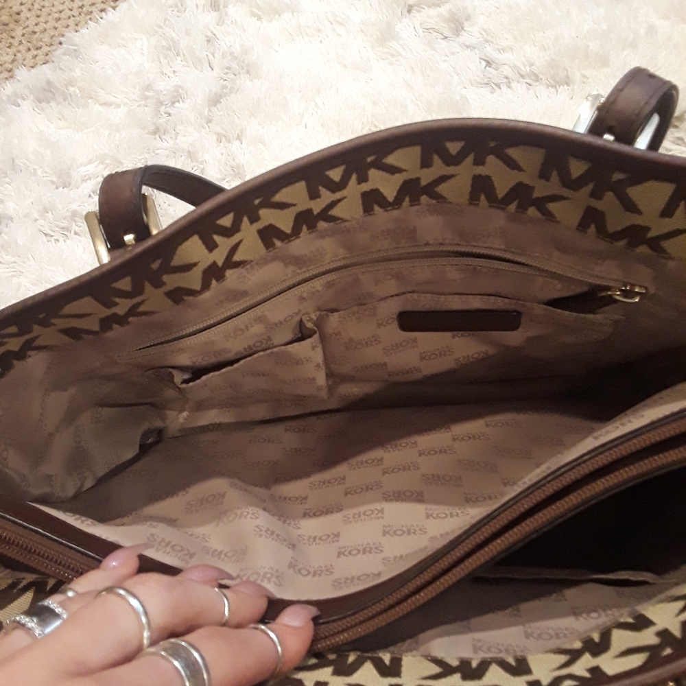 NWOT Michael Kors East West Monogrammed Voyager Tote - Picture 7 of 13